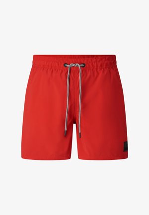 Rote Herren-Badeshorts mit elastischem Bund und schwarz-weißem Kordelzug, mit einem kleinen schwarzen Patch am linken Bein.