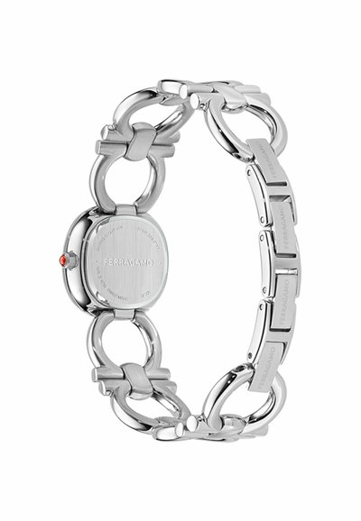 Stříbrné hodinky Ferragamo s náramkem ve tvaru propojeného řetězu a vyrytým logem na sponě a zadní straně hodinek, s malou červenou korunou.