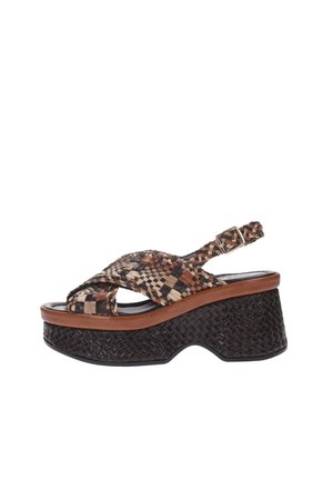 Sandalo con zeppa con cinturini intrecciati multicolori, punta aperta, fibbia regolabile e suola platform marrone scuro texturizzata con una rientranza curva.
