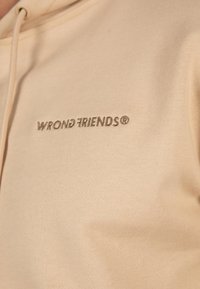 Wrong Friends NAMEN  - Jersey con capucha - beige