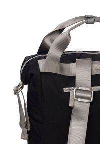 Mochila de tela negra con correas y herrajes grises, que cuenta con un cierre de cremallera en la parte superior y un bolsillo exterior con cremallera para mayor almacenamiento.