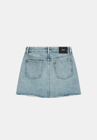 Gonna di denim azzurro chiaro con orlo sfilacciato, due tasche posteriori e un'etichetta nera in vita. Presenta una classica forma a trapezio.