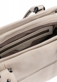 Beige leren handtas met een gestructureerd oppervlak, voorzien van meerdere vakken, een ritszak en een stoffen voering. Gepolijste hardware accenten.
