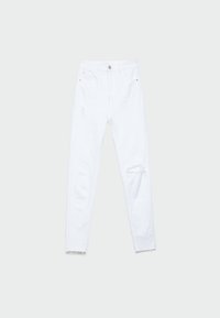 Jean skinny en denim blanc avec des détails déchirés. Présente une taille haute, cinq poches et des ourlets effilochés pour une finition décontractée.