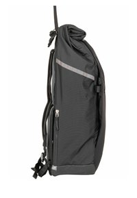 Zaino roll-top nero realizzato in tessuto resistente, dotato di striscia riflettente, spallacci regolabili e tasche laterali con zip.