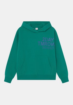 Blaugrüner Kapuzenpullover mit Fronttasche und lila Schriftzug "2DAY TMRW" auf der oberen linken Brust.