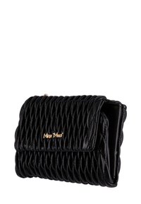 Clutch in pelle nera trapuntata con un accento del logo dorato, dotato di chiusura a pattina e superficie testurizzata, di forma compatta e rettangolare.