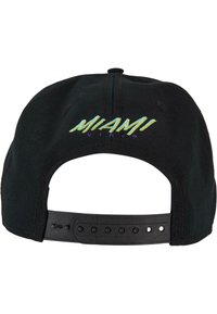 Crna podesiva snapback kapa s višebojnim izvezenim tekstom "MIAMI" na poleđini. Pamuk, strukturirani dizajn i ravni vizir.