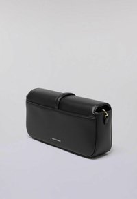 Borsa a mano in pelle nera con forma cilindrica, manico superiore e accessori in tonalità oro. Texture liscia con logo impresso sulla parte anteriore.