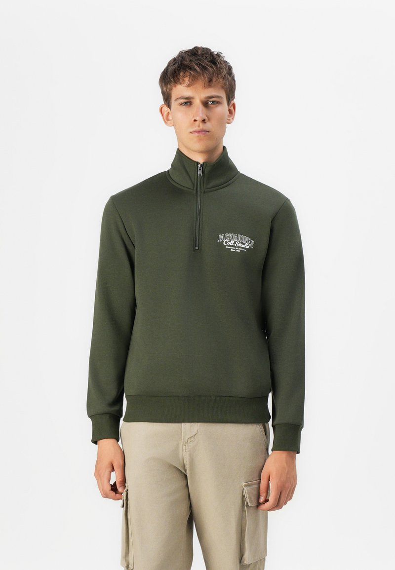 Grøn zip-up sweatshirt med høj krave og ribbede manchetter. Har et hvidt logo på brystet. Blød, glat tekstur og tætsiddende design.