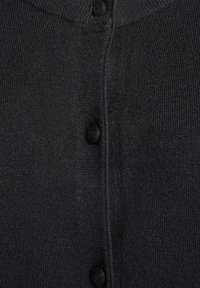 Čierny pletený kardigán s rebrovanou textúrou, okrúhlym výstrihom a piatimi gombíkmi potiahnutými látkou pozdĺž predného zapínania.