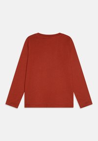 Langermet skjorte i rust-rød bomull, med klassisk rund hals og en jevn tekstur, med sømmer og uten synlige mønstre eller design.