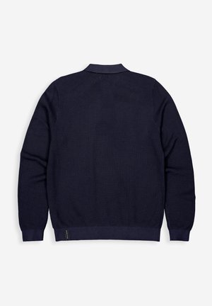 Marineblauer Strickpullover mit strukturiertem Muster, gerippten Bündchen und Saum sowie einem flachen Kragen. Die Rückseite ist schlicht und sorgt für eine klare Silhouette.