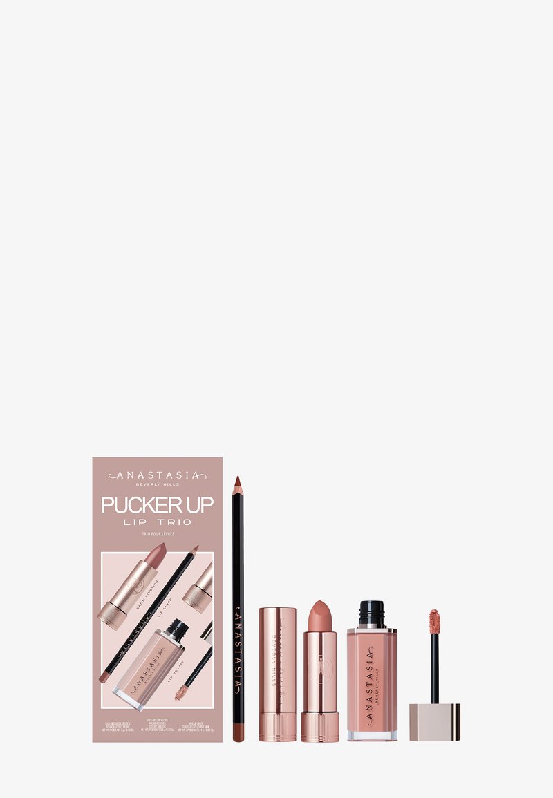 Zestaw Pucker Up Lip Trio składa się z różowego pudełka z trzema elementami: kredką do ust, pomadką i płynnym kolorem do ust w dopasowanych odcieniach nude.