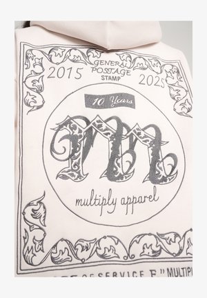 Helle rosa Kapuzenjacke mit einem grafischen Druck, der einem Poststempel ähnelt. Sie verfügt über filigrane graue Buchstaben, florale Akzente und ein Banner mit "10 Jahre".