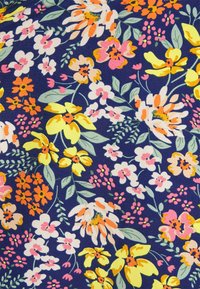 Tecido floral com flores amarelas, rosas e brancas sobre um fundo azul-marinho. Inclui folhas verdes e padrões florais diversos. Superfície texturizada.