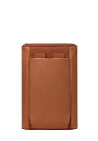 Sac en cuir marron avec une forme rectangulaire structurée, doté d'une fermeture éclair supérieure et d'une poche frontale avec des sangles en tissu pour une organisation supplémentaire.