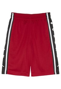 Shorts de sport rouges en matériau mesh léger, avec des panneaux latéraux noirs et des rayures blanches, et une taille élastique.