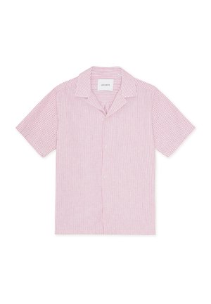 Πουκάμισο με κοντά μανίκια σε ανοιχτό κόκκινο και λευκές κάθετες ρίγες, με γιακά που διπλώνει, κουμπιά στο μπροστινό μέρος και απαλή υφή υφάσματος.