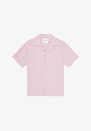 Rövid ujjú ing világospiros és fehér, függőleges csíkos mintával, hajtókás gallérral, gombos elejjel és puha anyagú textúrával.