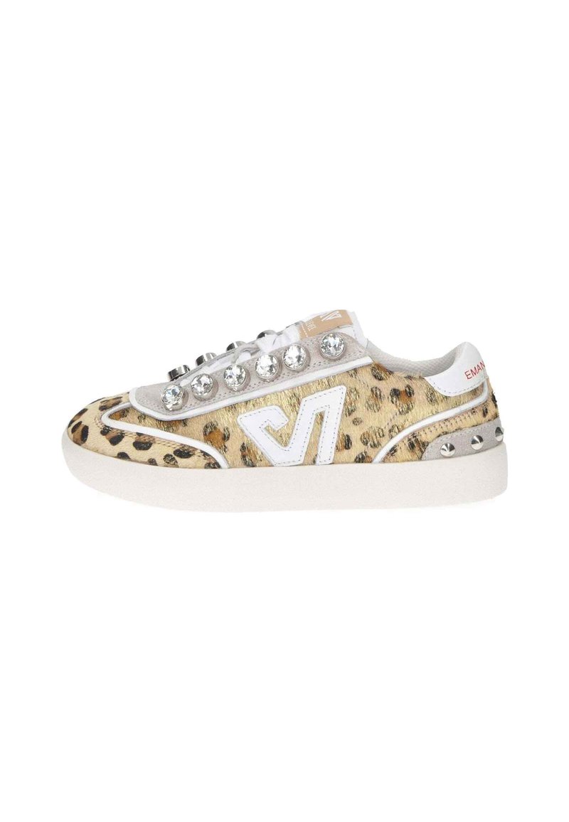 Sneaker leopardate con dettagli bianchi, dotate di applicazioni in strass e una tomaia testurizzata, con una linguetta beige. Suola completamente bianca.