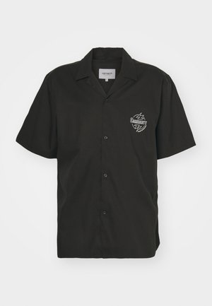 Camicetta nera a maniche corte con colletto ripiegato, caratterizzata da un logo grafico bianco sul lato sinistro del petto e una texture liscia.