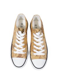 Sneakers alte con stampa di una mappa beige e marrone, lacci bianchi e suola in gomma nera. Taglia 40, con texture liscia e punta rotonda.