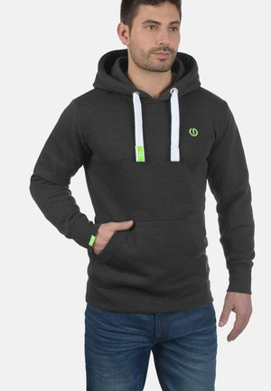 Sudadera gris con un bolsillo frontal, cordones blancos y un logo de acento verde. Fabricada con material suave, presenta un corte estándar y puños acanalados.