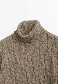 Pull à col roulé en mailles marron avec un col large à côtes. Présente un motif texturé et un tissu doux, mettant en valeur une couleur neutre.