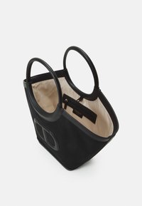 Černá kožená taška přes rameno s kulatými držadly, texturovaným povrchem a béžovou textilní podšívkou. Obsahuje logo a vnitřní kapsu.