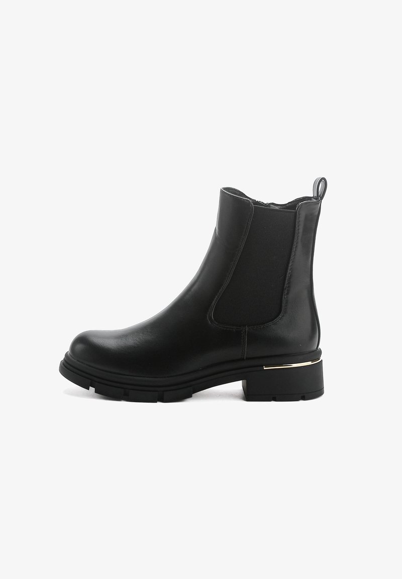 Schwarzer Kunstleder-Ankle-Boot mit elastischen Seitenpanelen, runder Spitze und Blockabsatz mit goldenen Akzenten. Glatte Textur und minimalistisches Design.