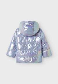 Veste en duvet iridescente de couleur mauve clair avec une capuche. Elle présente un motif matelassé, une texture brillante et des poignets élastiques pour plus de chaleur.