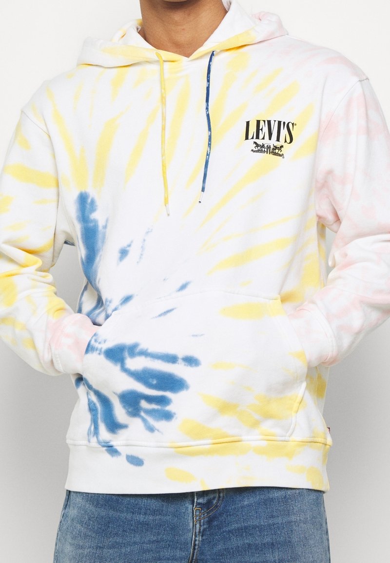 Felpa bianca con motivo tie-dye giallo e blu, dotata di tasca anteriore, cappuccio con cordino e logo black Levi's sul petto.
