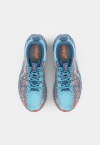 Baskets de sport bleues et grises avec un dessus en maille texturée, des accents orange et des lacets contrastés, conçues pour la performance et le confort.