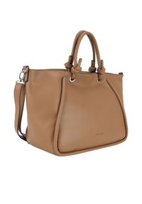 Tanvärinen nahkainen käsilaukku, jossa on kaksi ylhäällä olevaa kantohihnaa, olkahihna ja solmukoriste. Sisältää hopeanvärisiä metalliosia ja jämäkän muotoilun.