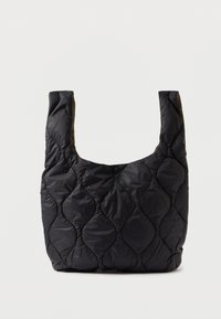 Μαύρη ραμμένη τσάντα ώμου από νάιλον με απαλή υφή. Διαθέτει στρογγυλή κορυφή, δύο φαρδιές λαβές και κουμπί κλεισίματος.