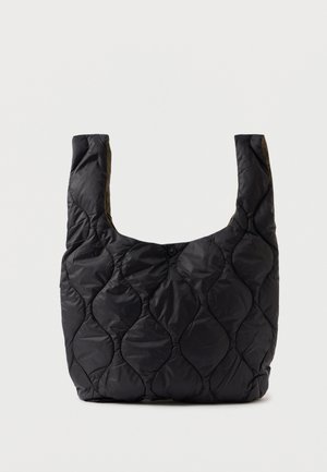 Fekete steppelt válltáska nylonból, puha tapintással. Kerek teteje, két széles fogantyúja és gombzárja van.