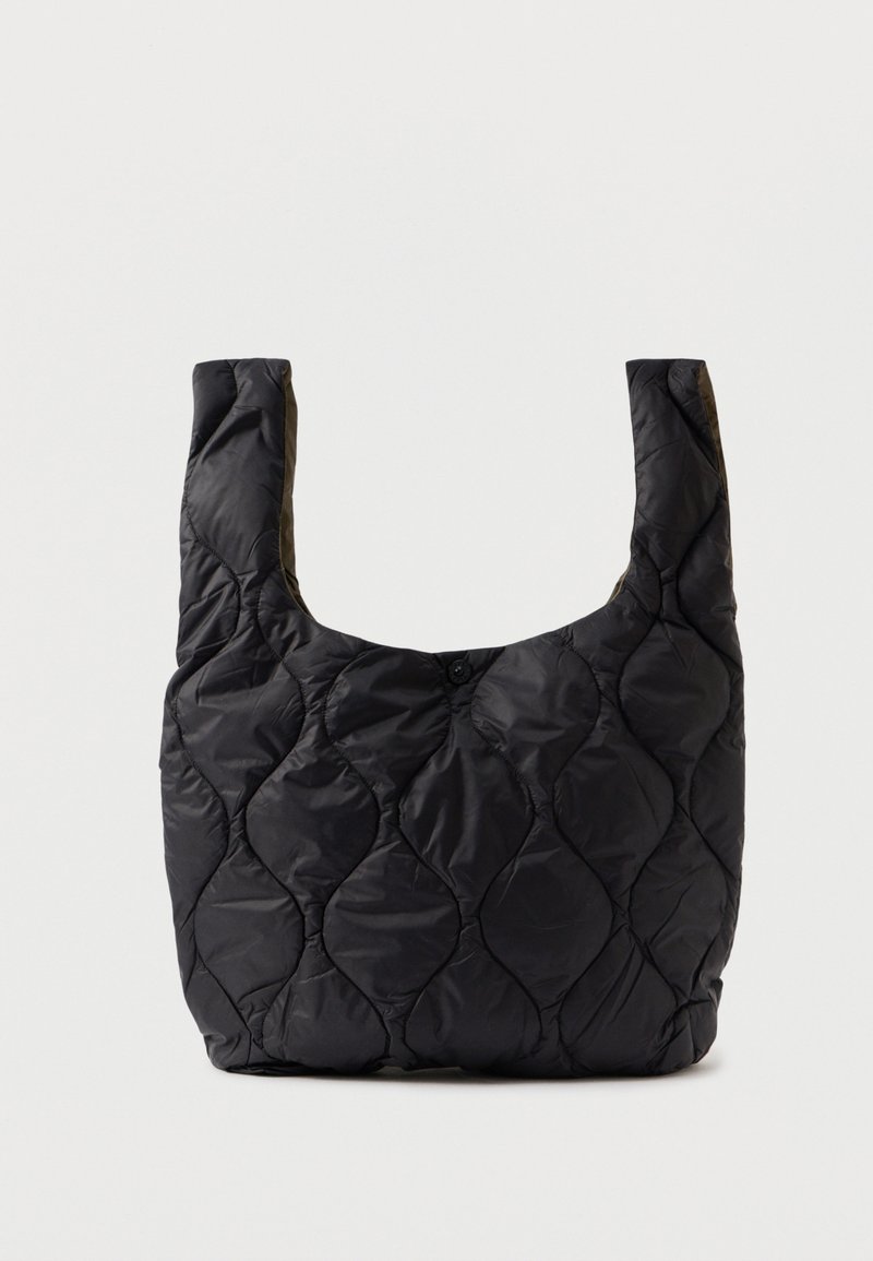 Μαύρη ραμμένη τσάντα ώμου από νάιλον με απαλή υφή. Διαθέτει στρογγυλή κορυφή, δύο φαρδιές λαβές και κουμπί κλεισίματος.