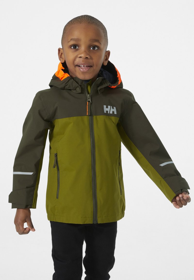 Groene en grijze waterdichte jas met kap, oranje voering, reflecterende accenten en ritssluitingen. Geschikt voor buitenspeelgoed voor kinderen.