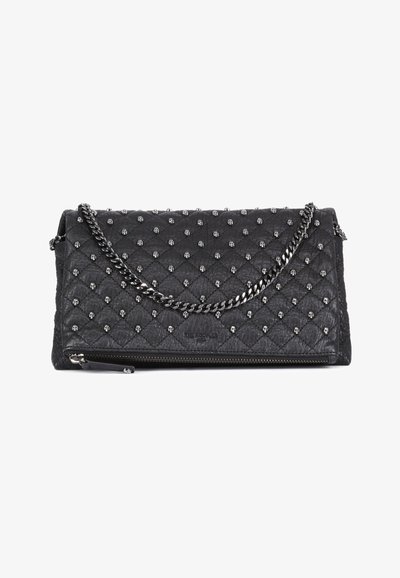Bolso de mano de cuero negro acolchado con tachuelas de calavera plateadas, cuenta con una correa de cadena y un bolsillo con cremallera en la parte inferior. Acabado texturizado.