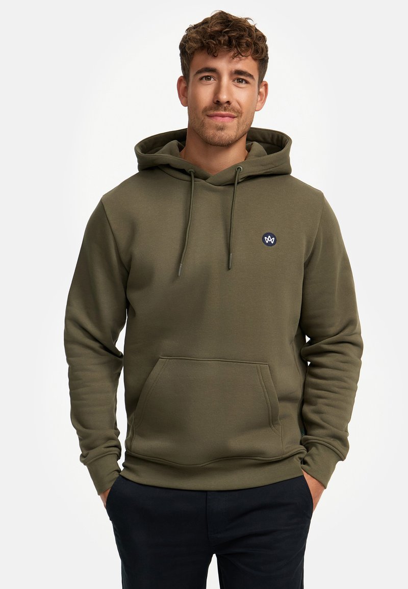 Sudadera verde oliva con un bolsillo frontal, cordón ajustable y un pequeño logo azul oscuro en el pecho. Textura suave y corte relajado.