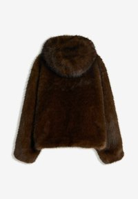 Brun pälsjacka med rund huva, med mjuk textur, långa ärmar och en kort design. Ingen stängning eller synliga detaljer.