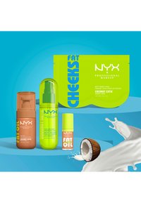 Tre NYX Professional Makeup produkter med kokosduft i grøn og brun emballage, en grøn ansigtsmaske og en halveret kokosnød med mælkesprøjt.