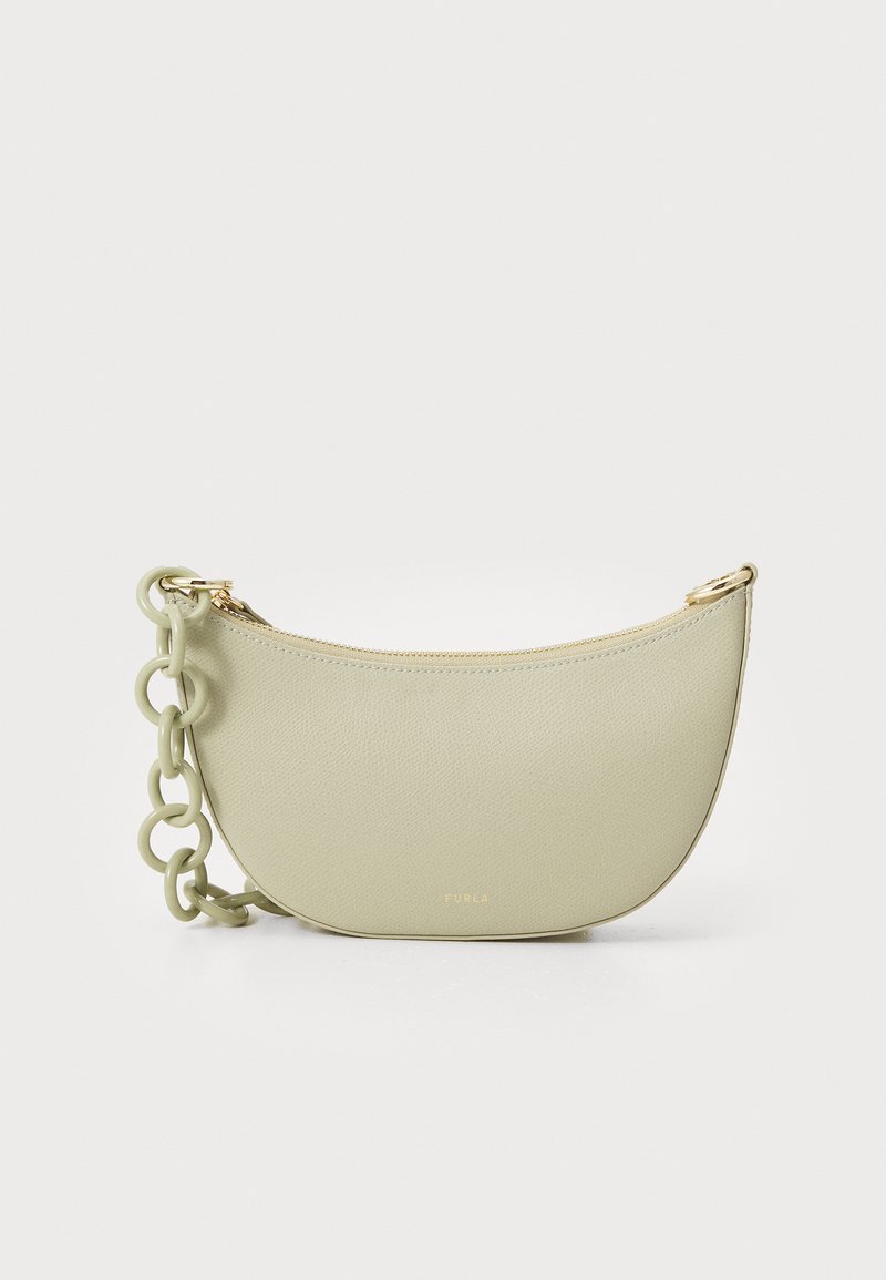 Borsa a tracolla in pelle verde chiaro con texture, forma curva, zip dorata e manico a catena chunky. Esibita su uno sfondo bianco semplice.