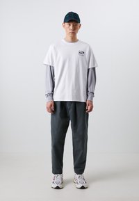 Pompeii LOOSE TROUSER - Hlače - emerald