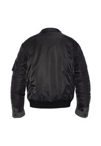 Giubbotto bomber nero con una texture liscia e lucida, polsini e orlo a coste, e colletto rialzato. Include un dettaglio con bottone regolabile.