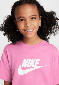 Nike Sportswear TEE FUTURA - Marškinėliai su spaudiniu - magic flamingo