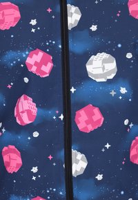 Tessuto blu navy con un motivo spaziale che presenta asteroidi e stelle in blocchi rosa e grigi, completato da una cerniera nera.