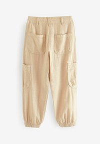 Beige Leinen-Cargohosen mit elastischen Bündchen, mehreren Taschen und einer entspannten Passform. Glatte Textur und einfache Nähdetails.