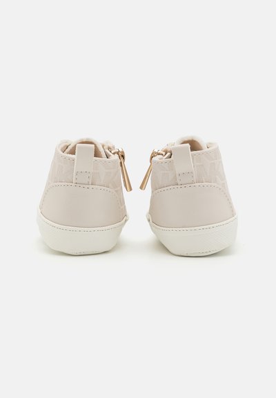 Beige Kleinkinderschuhe mit einer strukturierten Oberseite, ausgestattet mit einer glatten Gummisohle und goldenen Reißverschlussakzenten. Abgerundete Spitze und weiche Innenauskleidung.